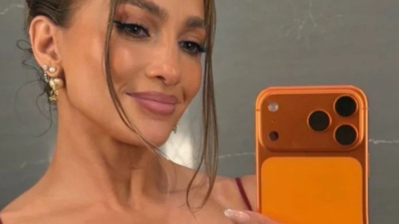 Jennifer Lopez Dapat Kritik Soal Foto Natal, Netizen Soroti Editan yang Mencurigakan