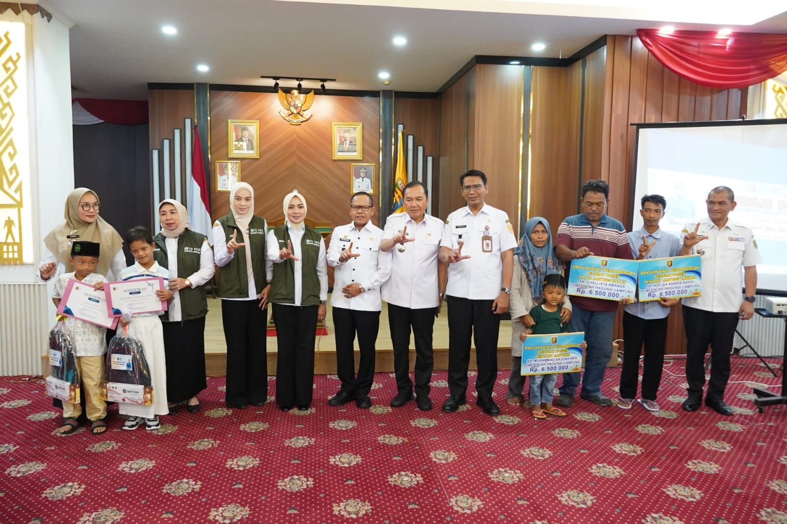 Peringati Hari Ibu ke-97, TP PKK Lampung Gelar Khitanan Massal dan Serahkan Bantuan Biaya Berobat