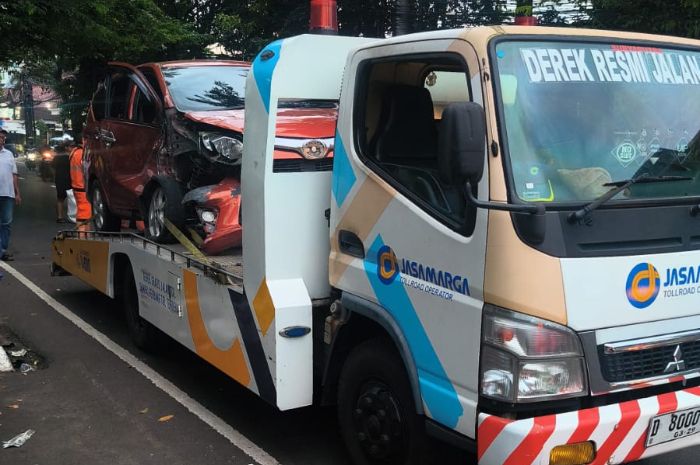 Calya yang Dikendarai WN Myanmar Tabrak Bus Transjakarta di Jaksel, Begini Kronologinya!