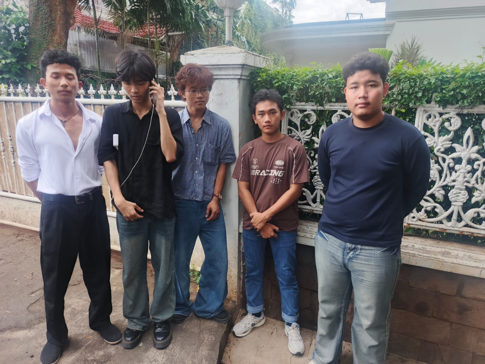 Calya yang Dikendarai WN Myanmar Tabrak Bus Transjakarta di Jaksel, Begini Kronologinya!