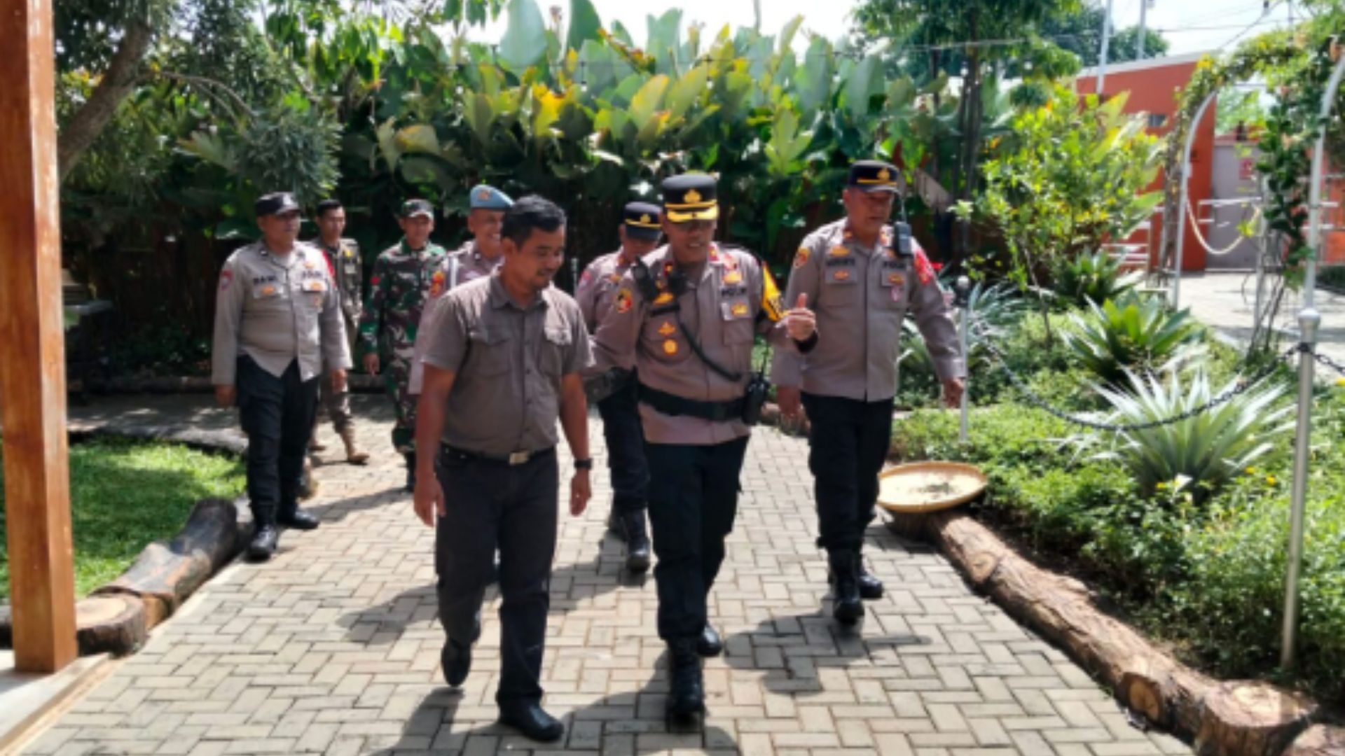 Kabag Ops Polres Majalengka Tinjau Pos Pam Ops Lilin Lodaya 2025 di Obyek Wisata Keliling Dunia