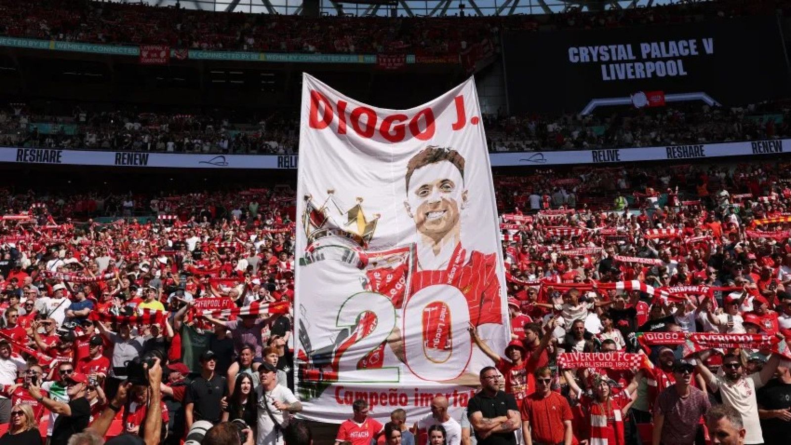 Maskot Kecil Menghormati Diogo Jota dalam Pertandingan Liverpool Vs Wolves