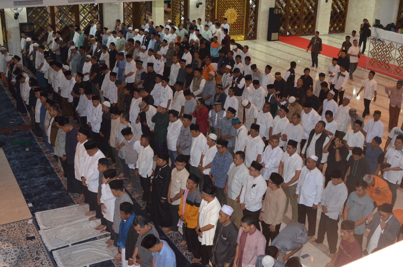 Bupati Bogor Awali Akhir Tahun 2025 dengan Salat Subuh Berjamaah di Masjid Raya Nurul Wathon