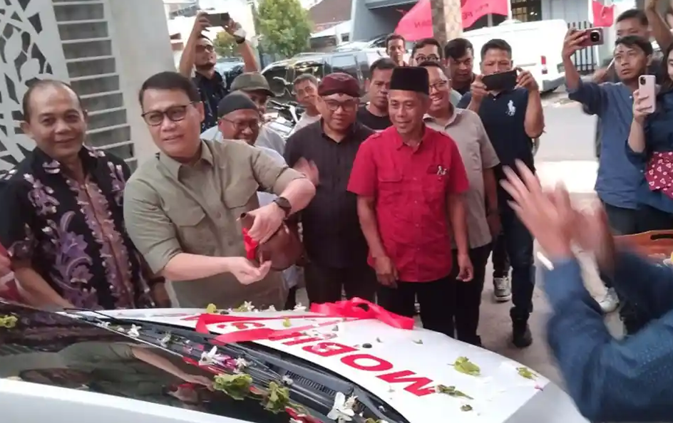 Ahmad Basarah Kembali ke Jedong, Serahkan Mobil Siaga untuk Warga