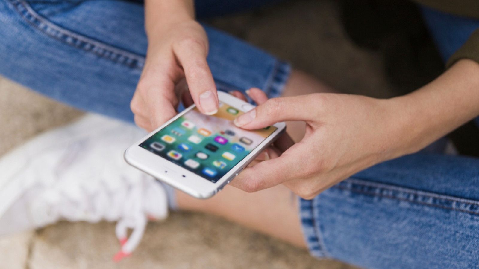 Fenomena FOMO: Pengaruhnya Terhadap Kesejahteraan Mental di Era Digital