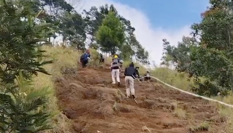Ke Puncak Budug Asu. Ujian Fisik yang Dibayar Pemandangan Gunung