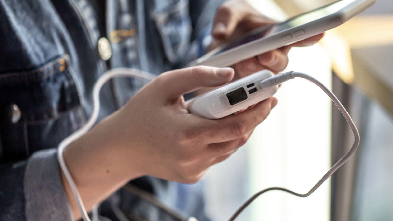 Risiko Tersembunyi Saat Menggunakan Handphone Sambil Mengisi Daya