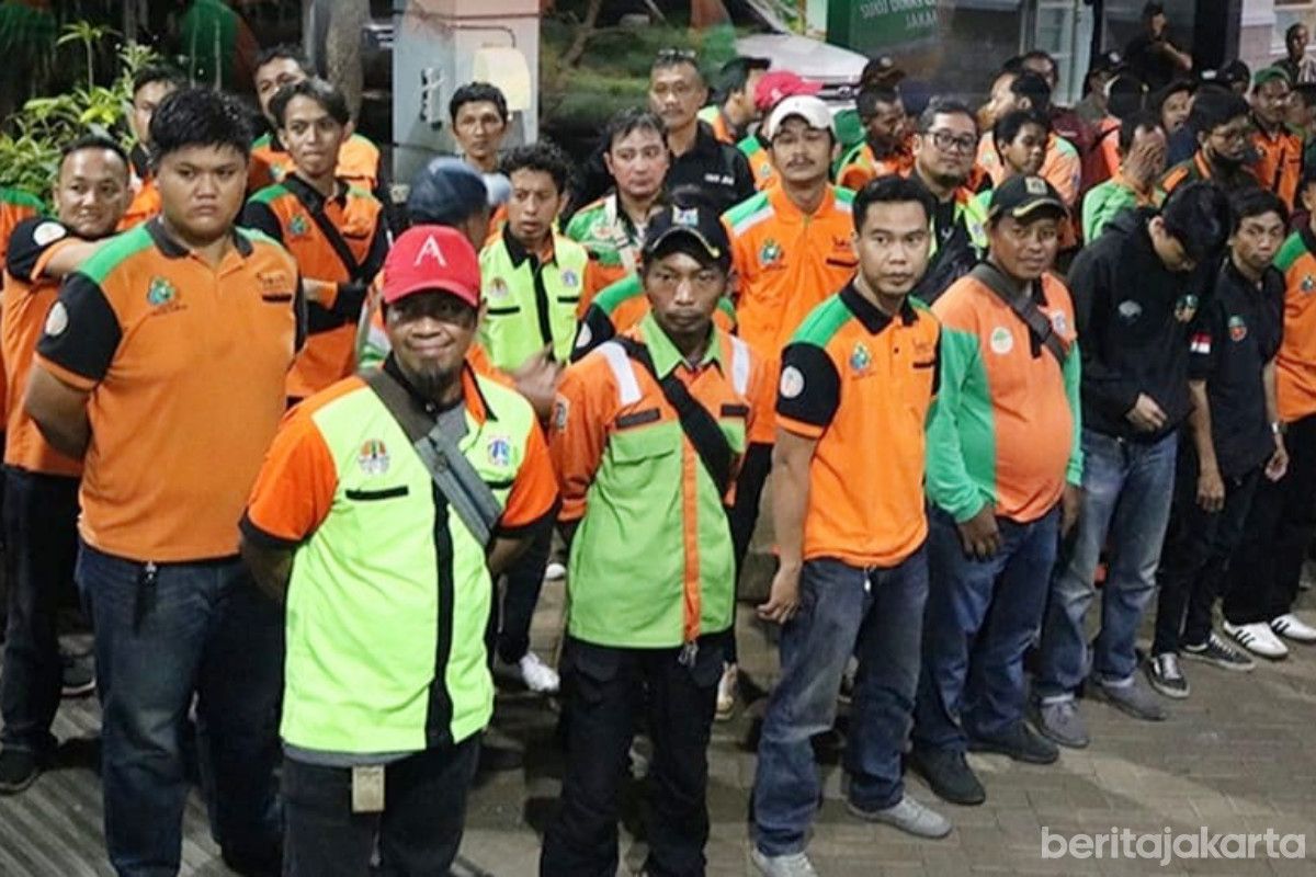 Sudin LH Jakbar Siagakan 350 Personel Jaga Kebersihan Malam Tahun Baru