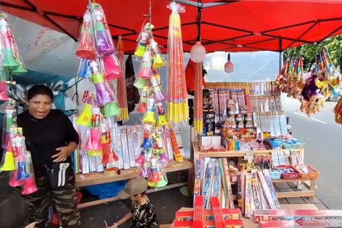 Pedagang Terompet dan Kembang Api di Pasar Gembrong Ngeluh Sepinya Pembeli Jelang Tahun Baru 2026