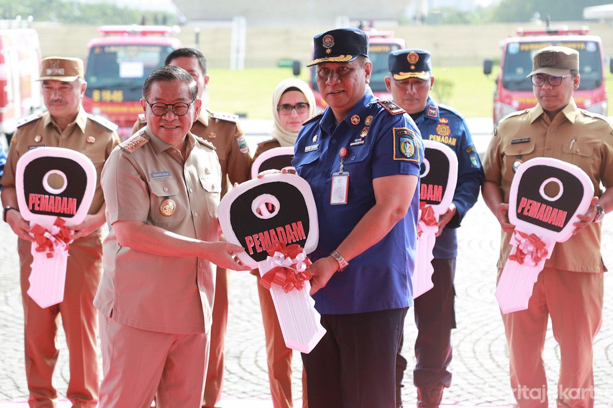 Pemprov DKI Serahkan 14 Mobil Pemadam Kebakaran ke Daerah Lain
