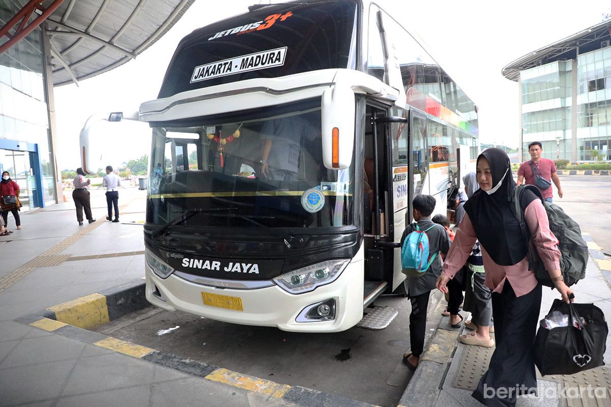 Arus Mudik Nataru di Terminal Pulo Gebang Masih Tinggi, Puncak Diprediksi Besok
