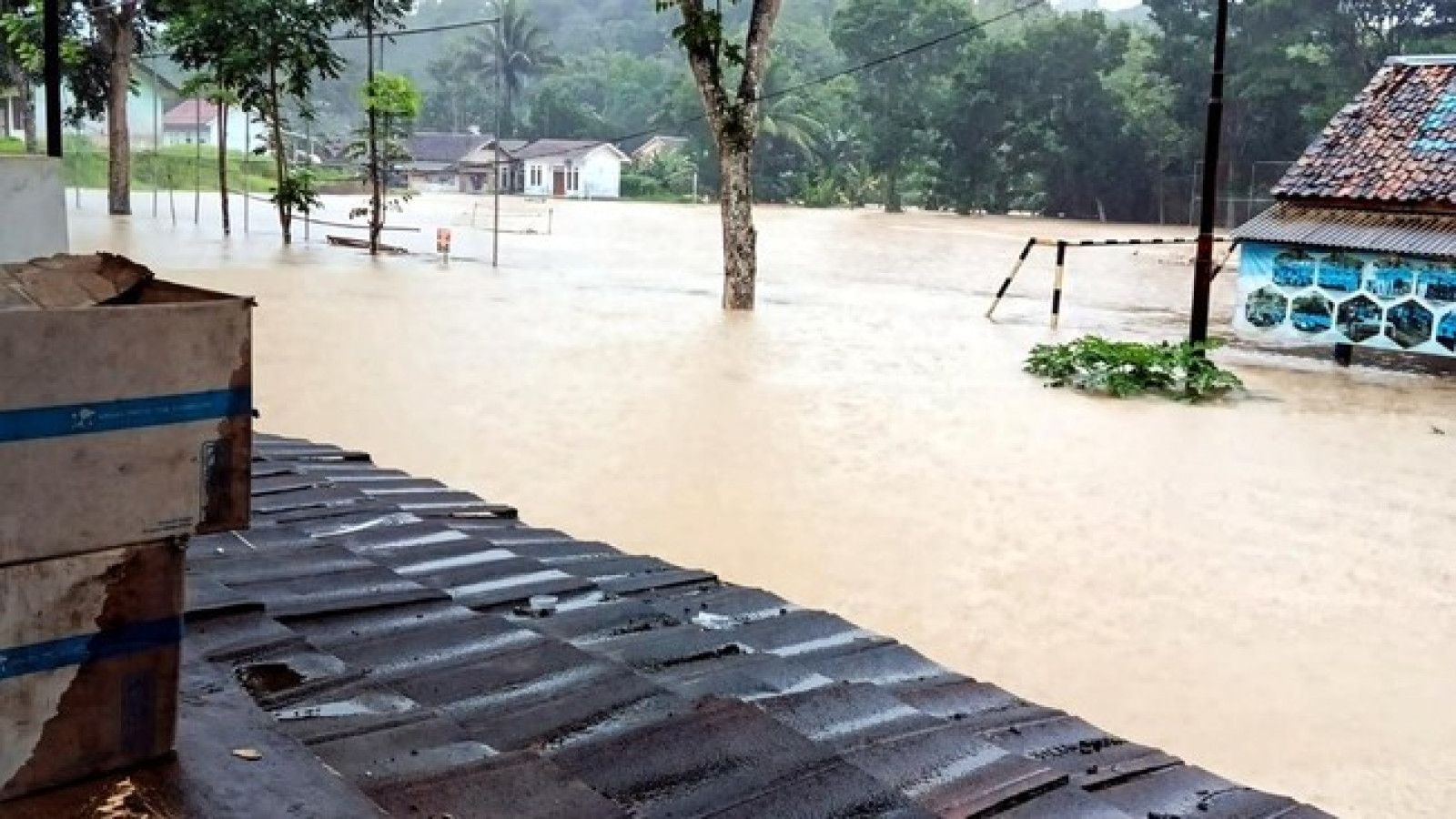 Dampak Banjir dan Longsor di Sukabumi: Jembatan Hanyut dan Kampung Terisolasi