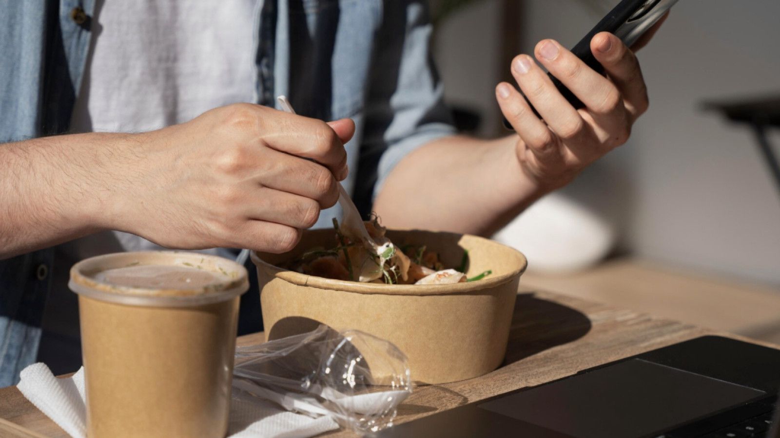 Bahaya Menggunakan Gadget Saat Makan: Apa yang Perlu Diketahui