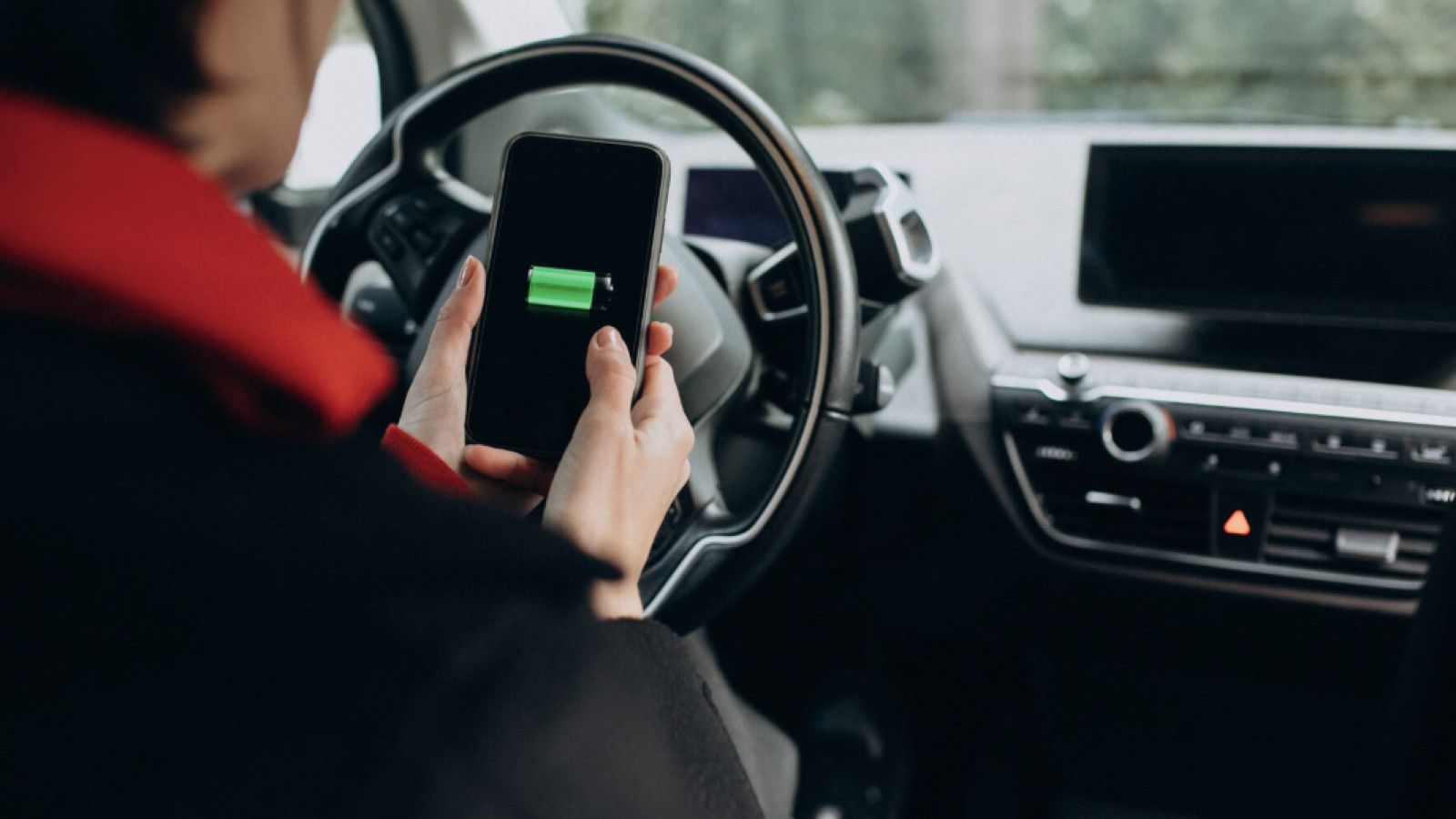 Kesalahan Umum dalam Mengisi Daya Gadget di Mobil dan Cara Menghindarinya