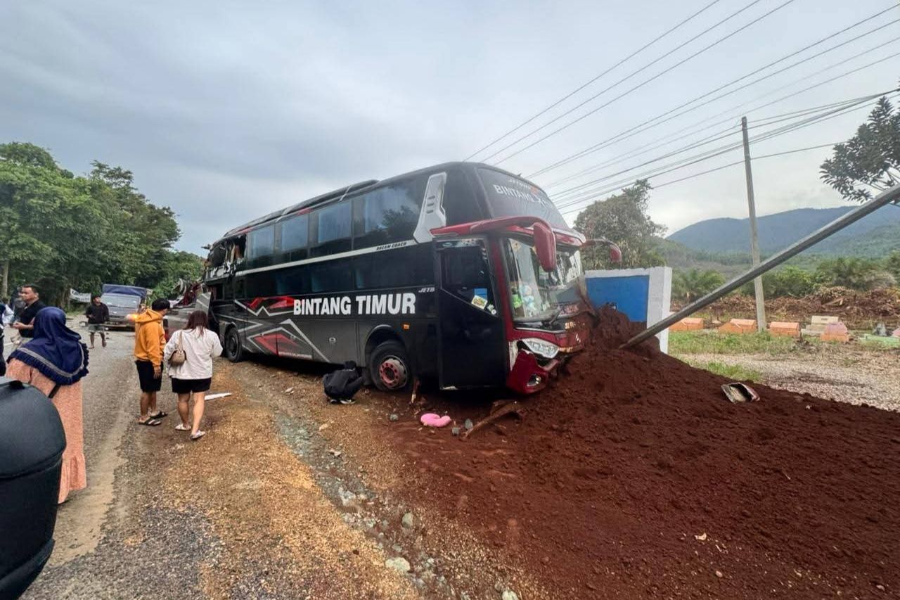 Bus Rute Makassar-Sorowako Kecelakaan di Luwu Timur, Kondektur Tewas Usai Kendaraan Serempet Pohon