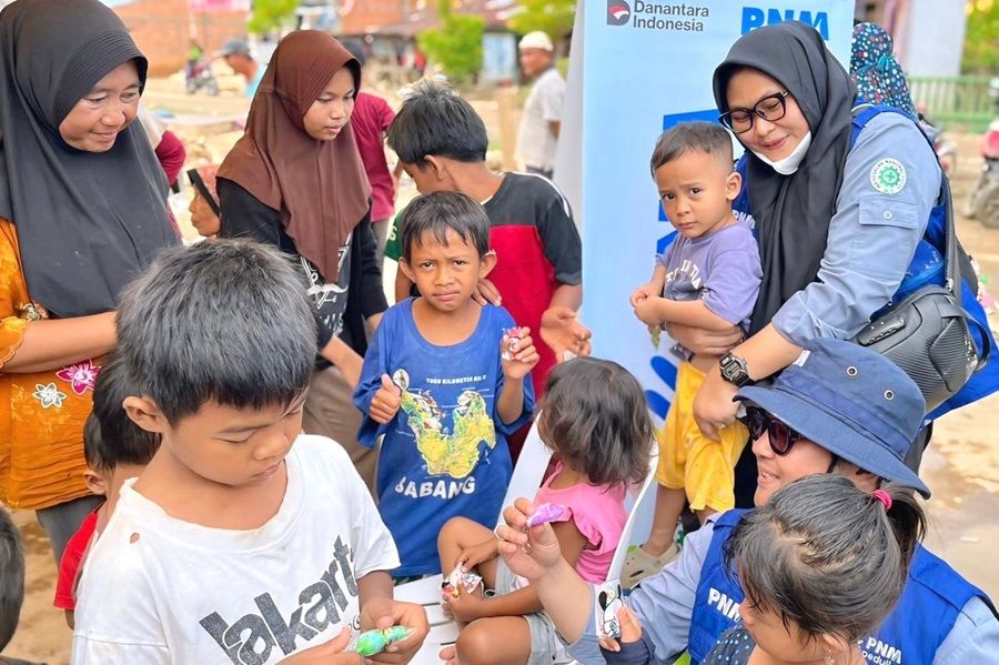 Relawan PNM Kembali Turun Langsung Salurkan Bantuan dan Kuatkan Korban Bencana