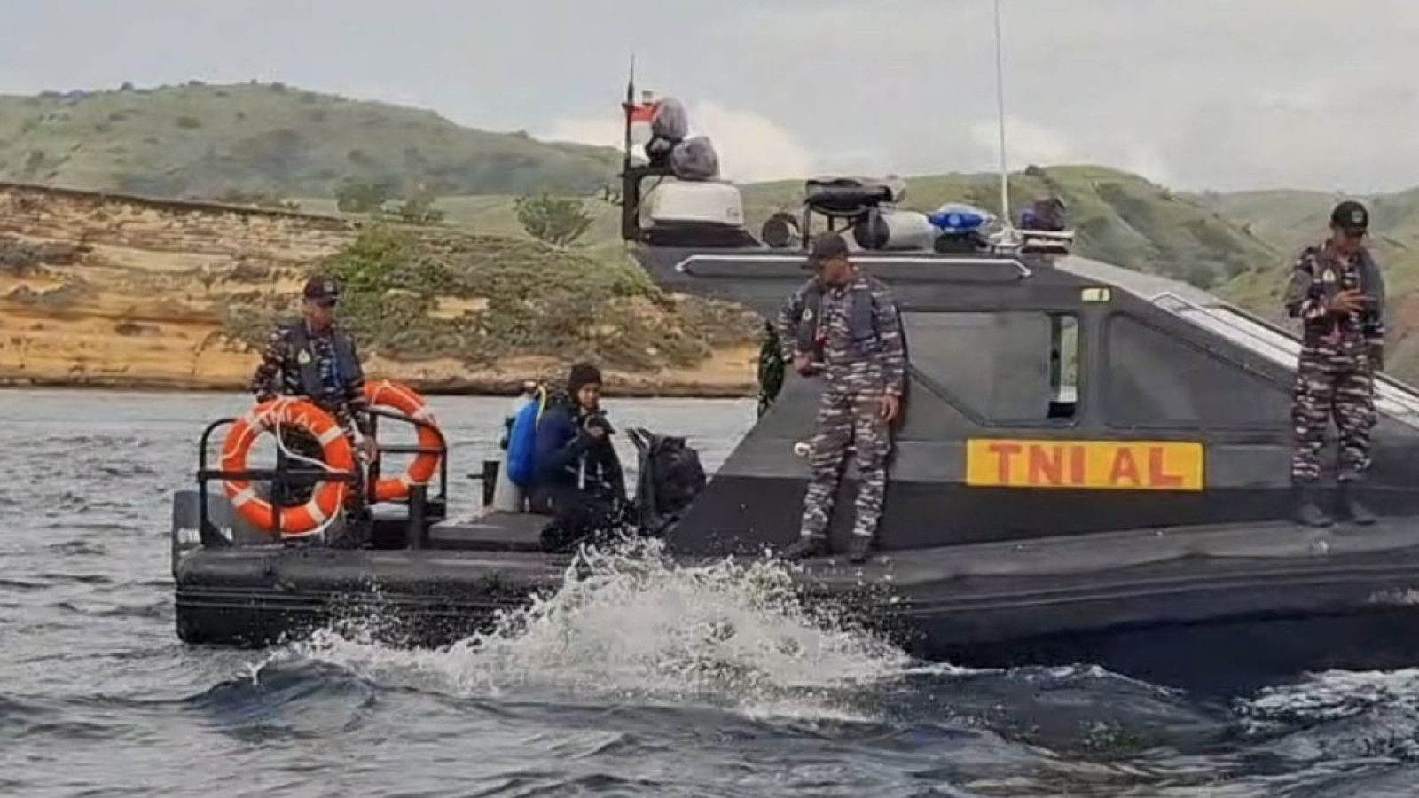 Operasi Pencarian Korban Kapal Tenggelam di Labuan Bajo oleh TNI AL