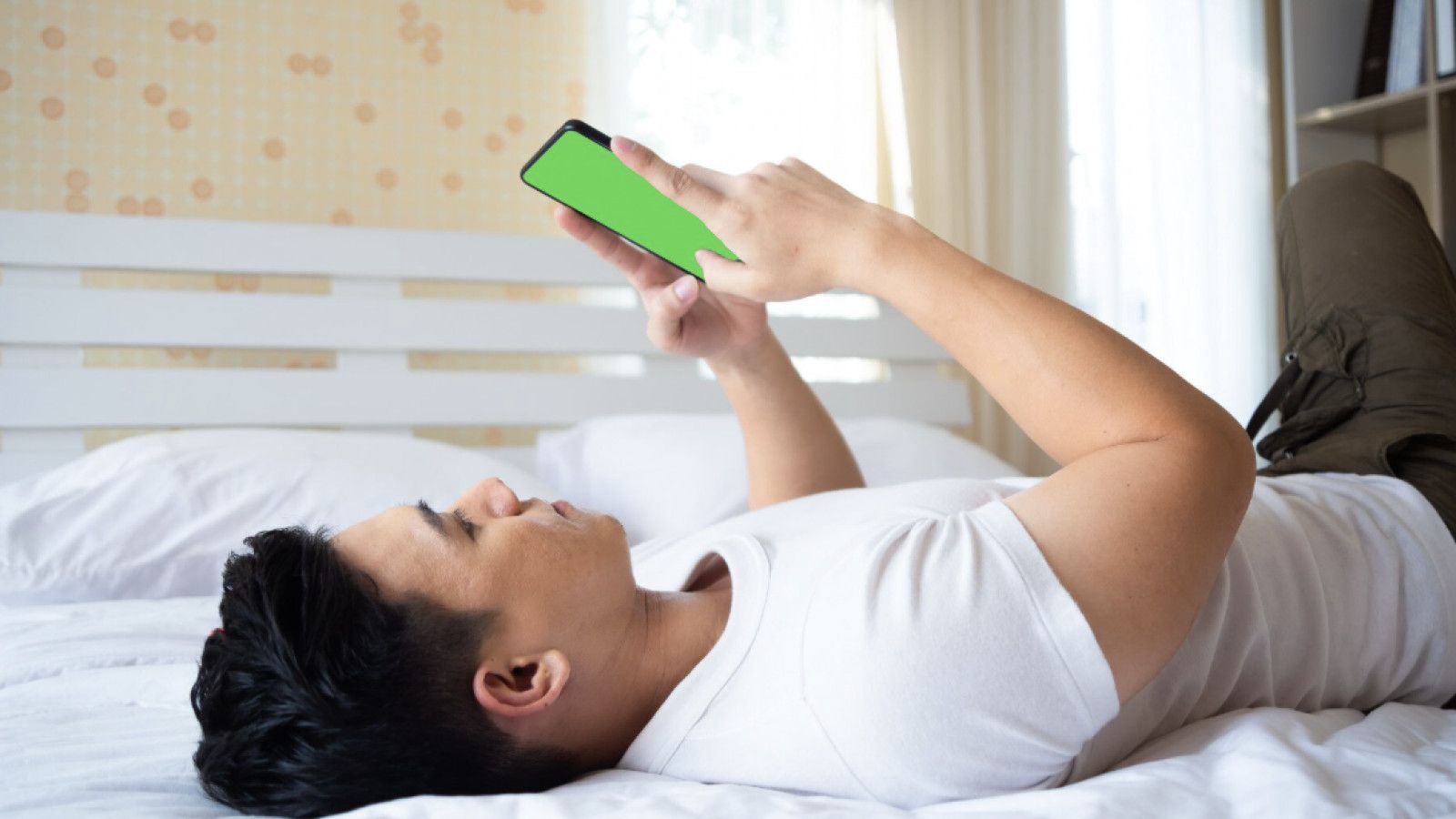Dampak Tidur Sambil Menonton HP yang Perlu Diketahui
