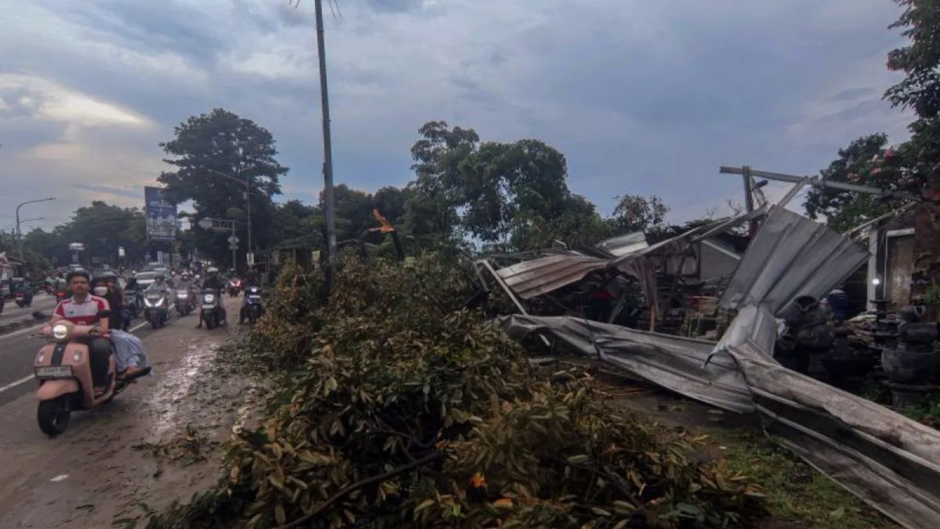 Puting Beliung Rusak Puluhan Rumah di Pondok Udik, Dua Bangunan Tertimpa Puing Sayap Pesawat