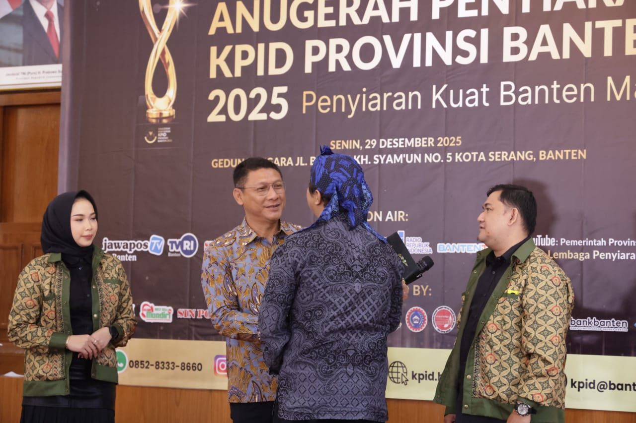 Malam Anugerah KPID Sekda Banten Serahkan Lifetime Achievement Award Kepada Perintis Penyiaran