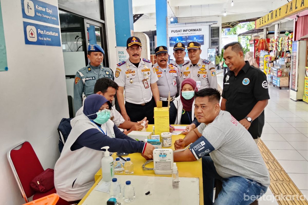 Seluruh Awak Bus Terminal Kampung Rambutan Bebas Narkoba Setelah Tes Urine