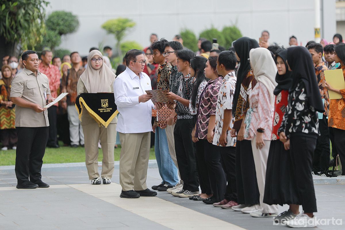 Pramono Serahkan Pemutihan Ijazah Tahap V, Total 6.050 Ijazah Tahun Ini