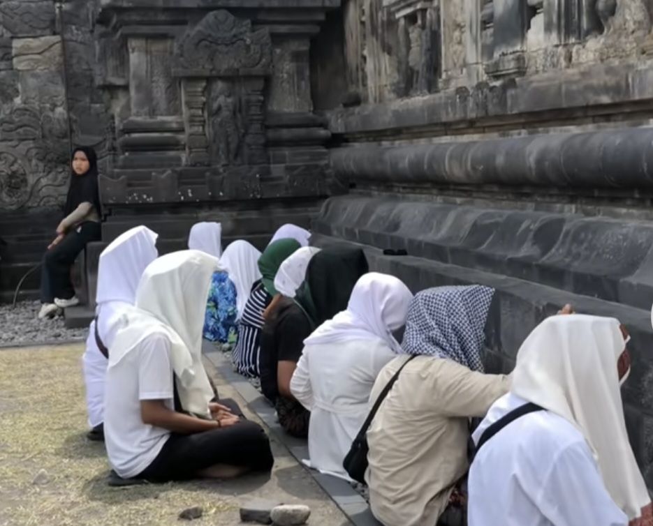 Heboh di Medsos, Sejumlah Dzikir di Depan Candi Prambanan, Ini Kata TWC