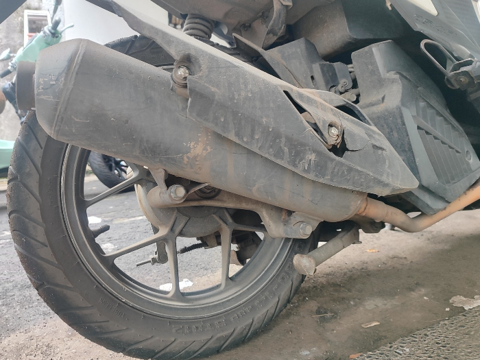 Jangan Coba-Coba Bersihkan Kolong Motor Kotor Pakai Cara Ini