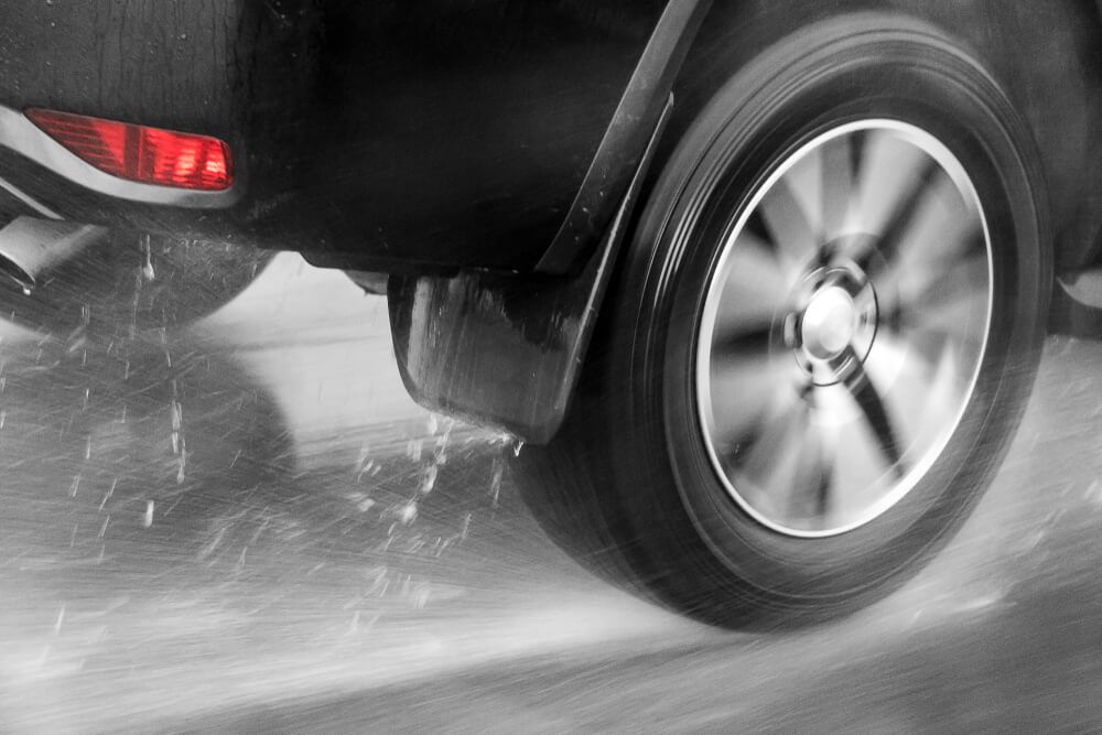 Musim Hujan dan Liburan, Kenali 5 Penyebab Aquaplaning di Jalan Tol yang Wajib Diwaspadai