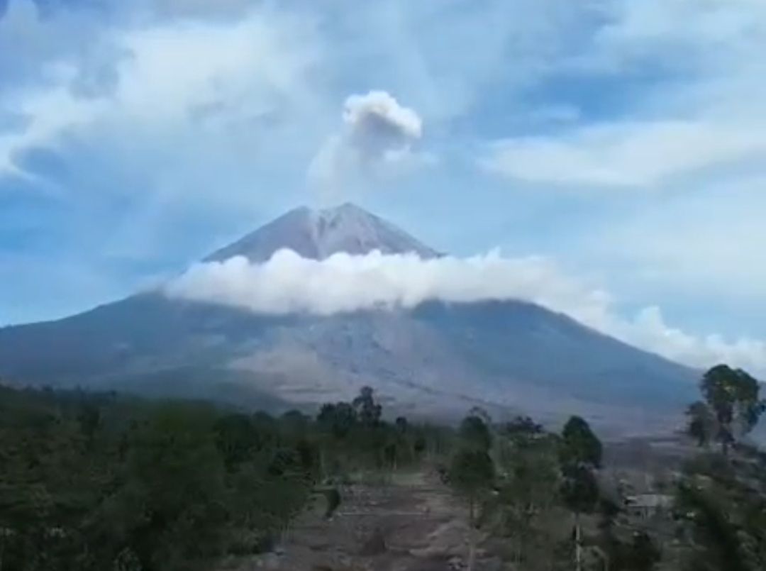 Semeru Menutup 2025 dengan Pesona Asap yang Memikat Mata