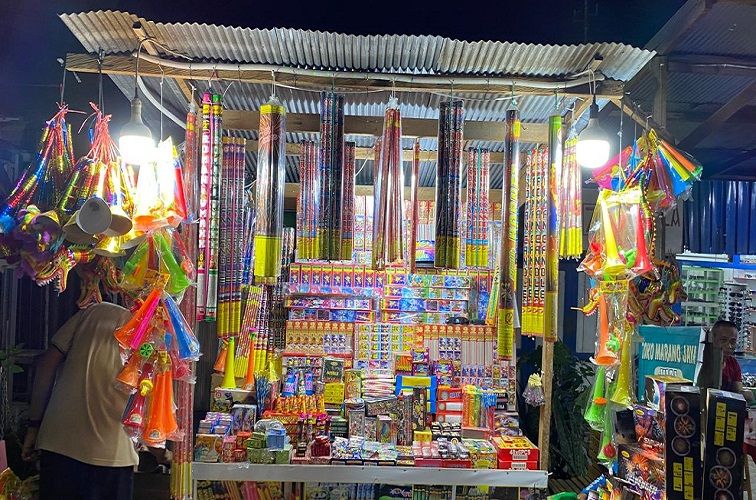 Omzet Anjlok 60 Persen, Pedagang Kembang Api Tenggarong Berharap Malam Terakhir Penjualan Moncer
