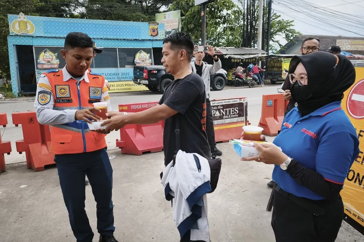 Jurnalis Garut Berbagi Konsumsi untuk Petugas Pengamanan Nataru