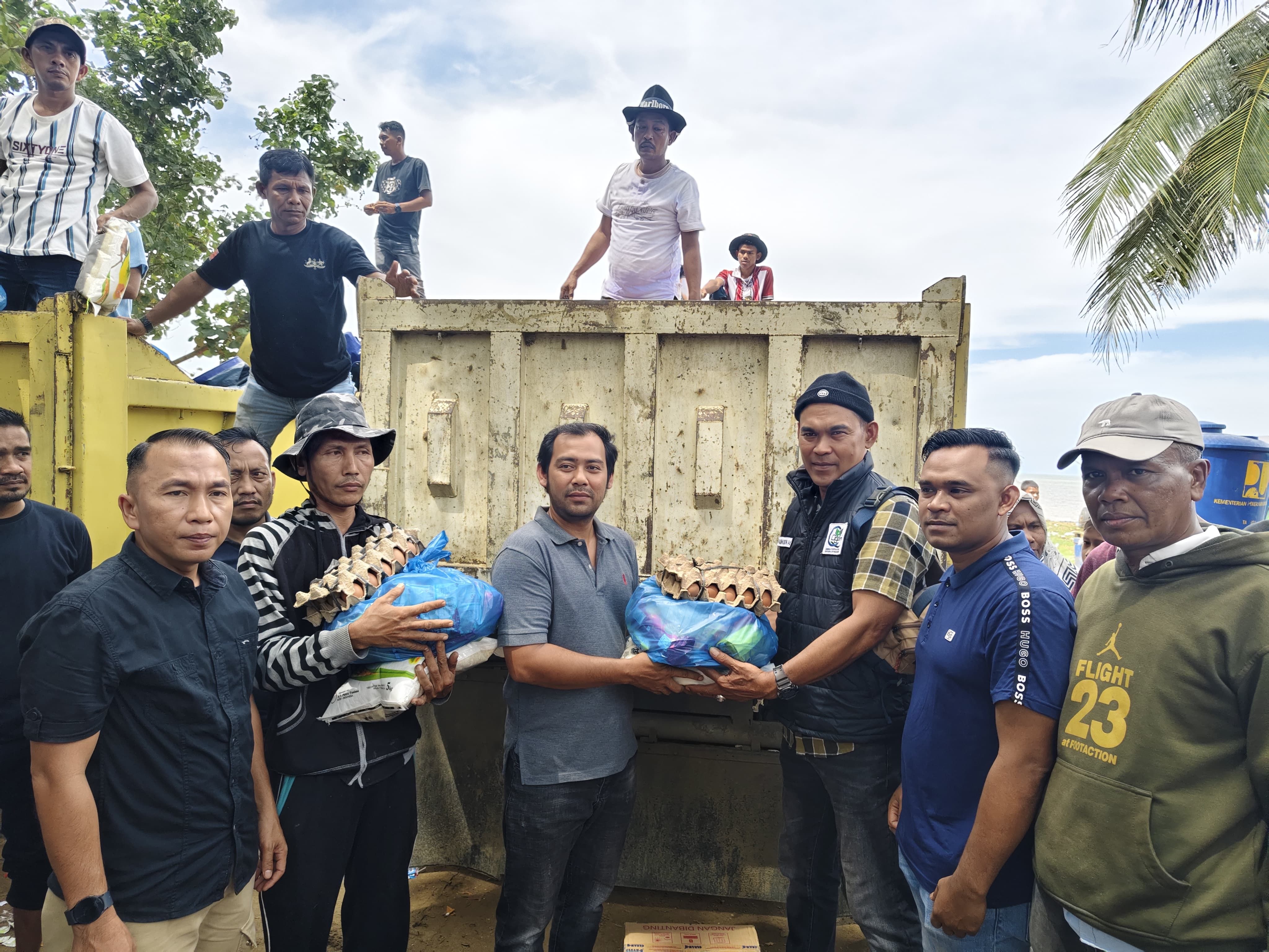 Keempat Kalinya, PT Putra Ogami Jaya Salurkan 200 Paket Bantuan untuk Korban Banjir Lapang