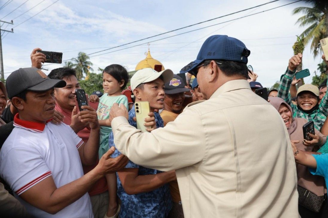 Momen Hangat Presiden Prabowo Salami Pengungsi di Tapsel Sebelum Tinjau Hunian di Aceh