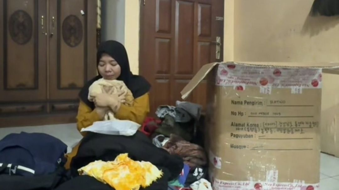 Bikin Haru, Momen Istri Membuka Paket dari Korea Berisi Barang Peninggalan Mendiang Suami