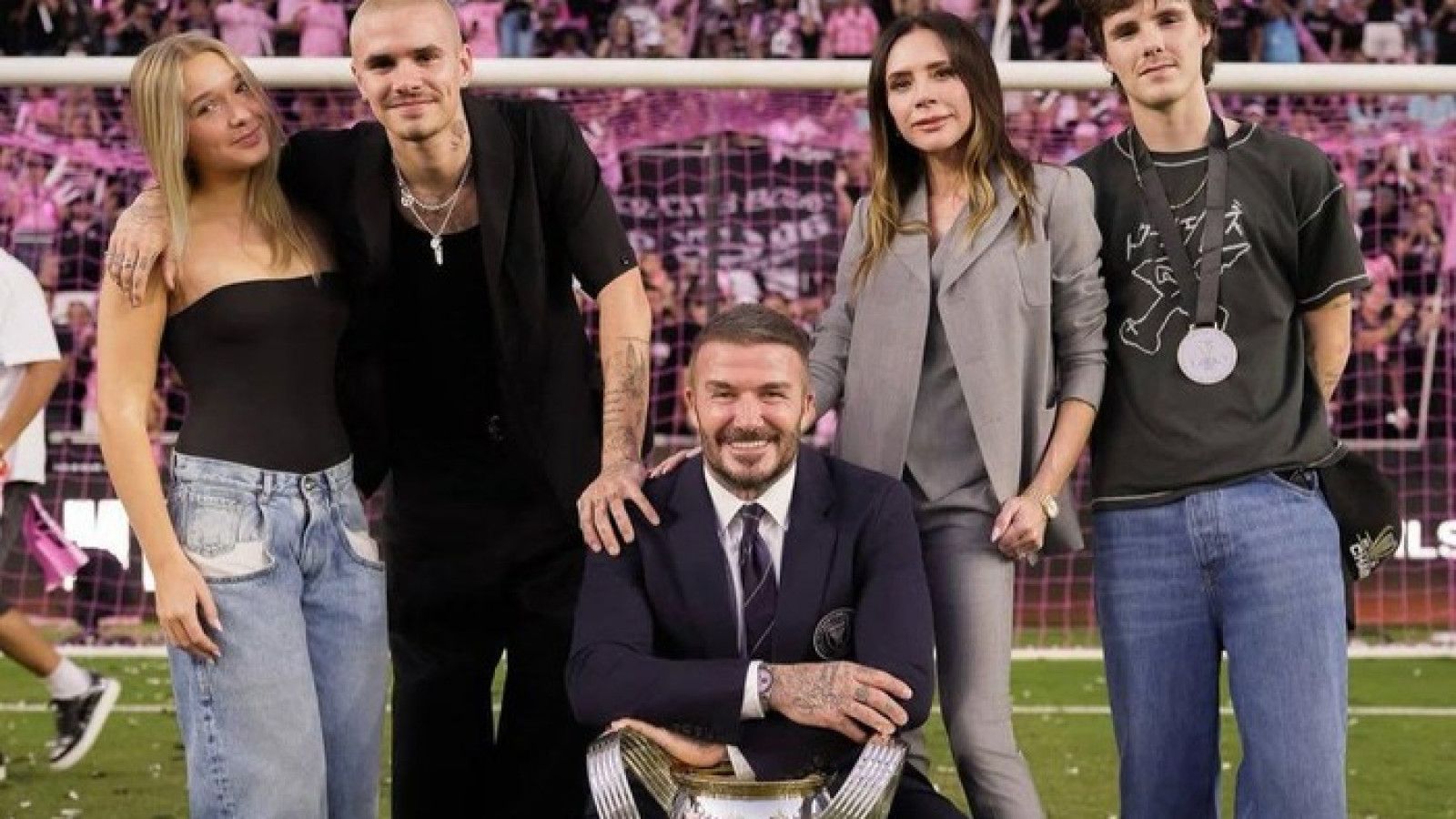 Ketidakhadiran Brooklyn Beckham di Foto Tahun Baru Memicu Spekulasi Keluarga