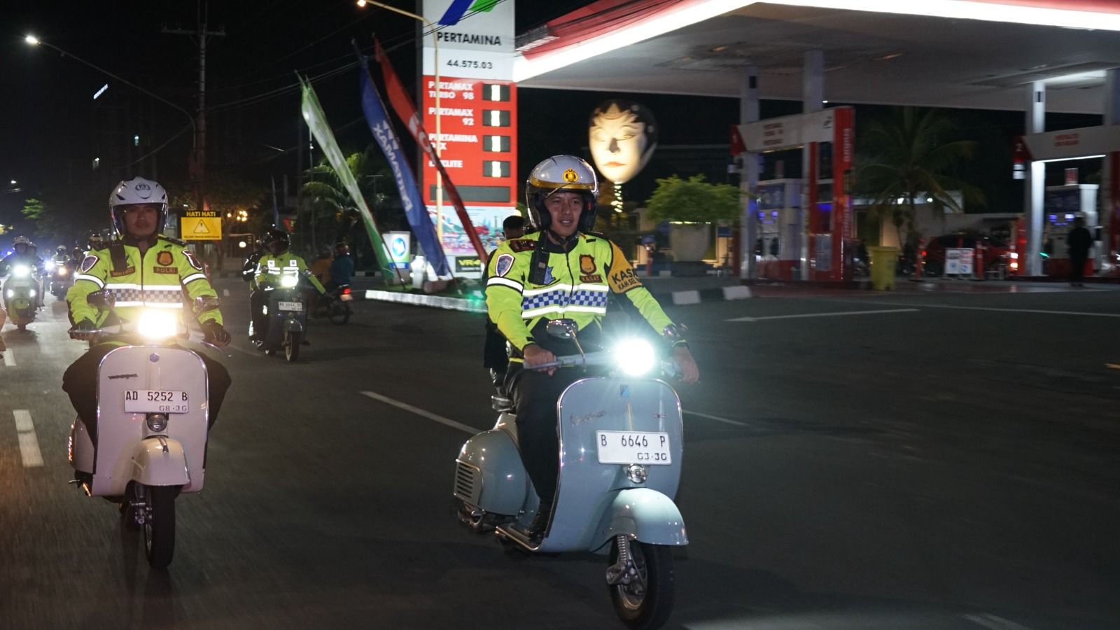 Tampil Beda, Kapolres Sukoharjo Pimpin Patroli Pengamanan Pergantian Tahun Naik Vespa