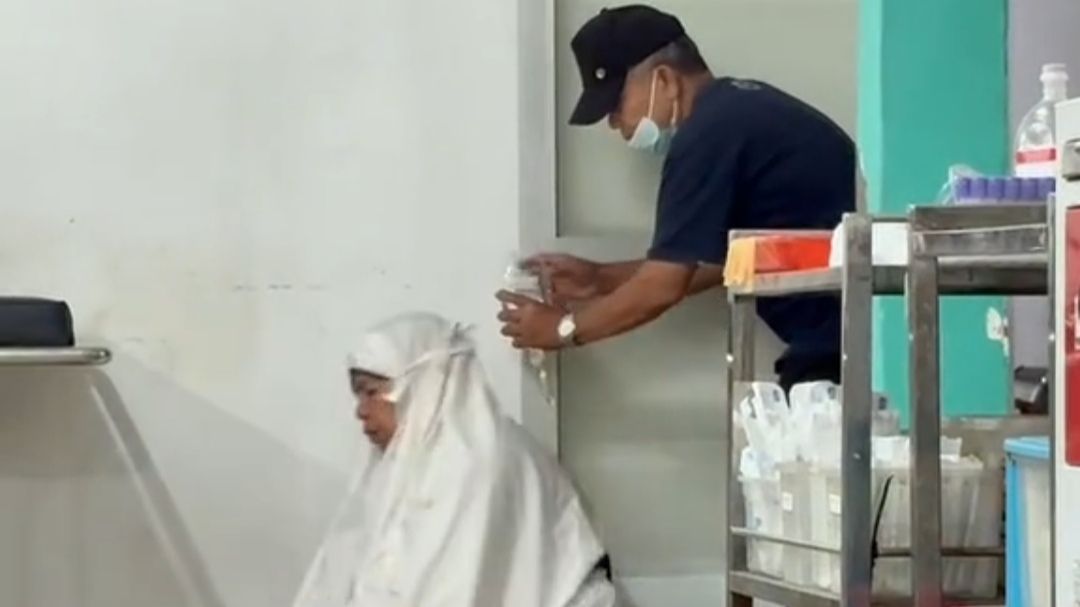 So Sweet, Kakek Setia Berdiri di Belakang Saat Nenek Menunaikan Salat: Cerminan Kesetiaan hingga Usia Senja