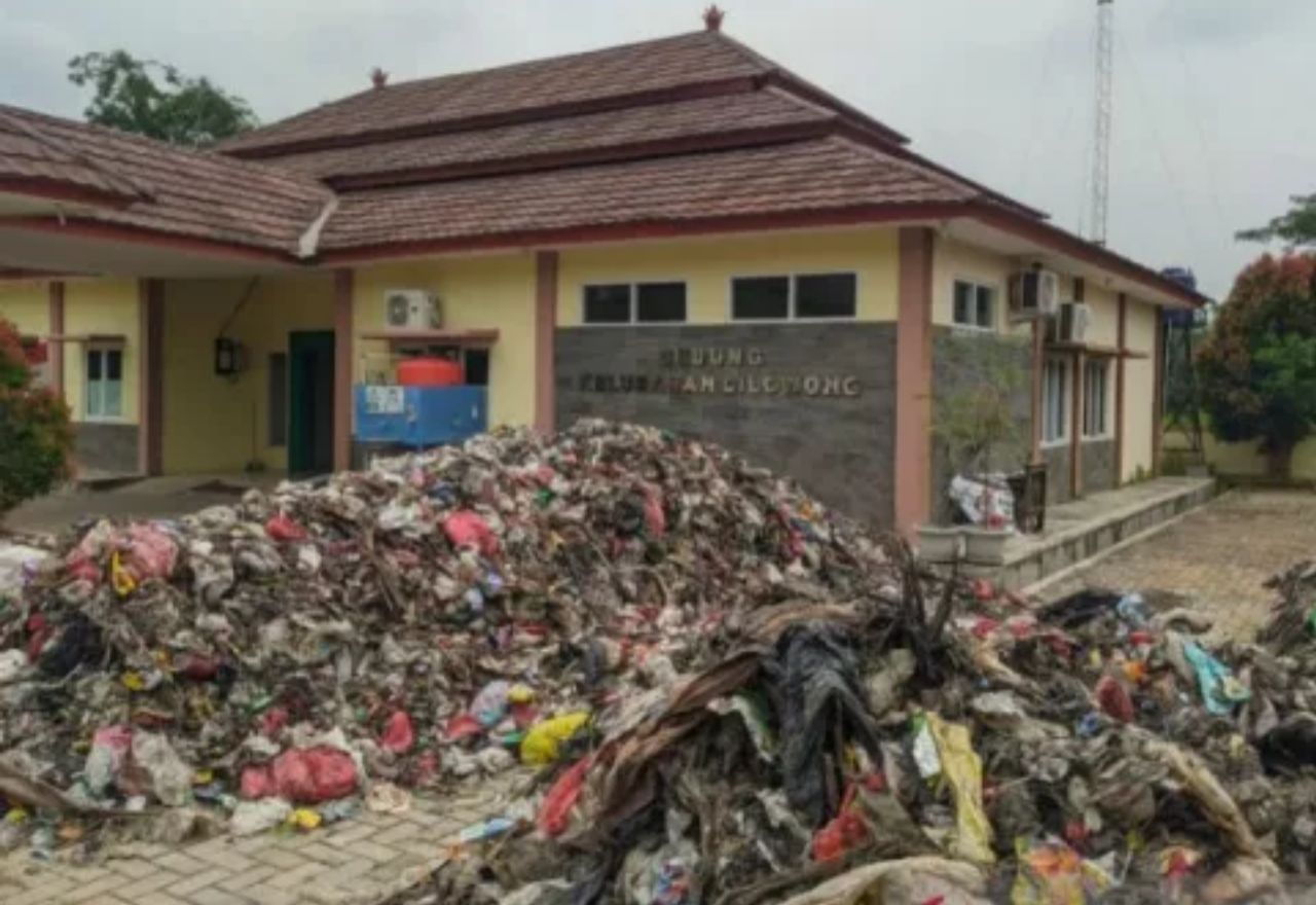 Sempat Ditolak Warga Sampah Tangsel Resmi Kembali Dibuang Ke TPS Cilowong Kota Serang