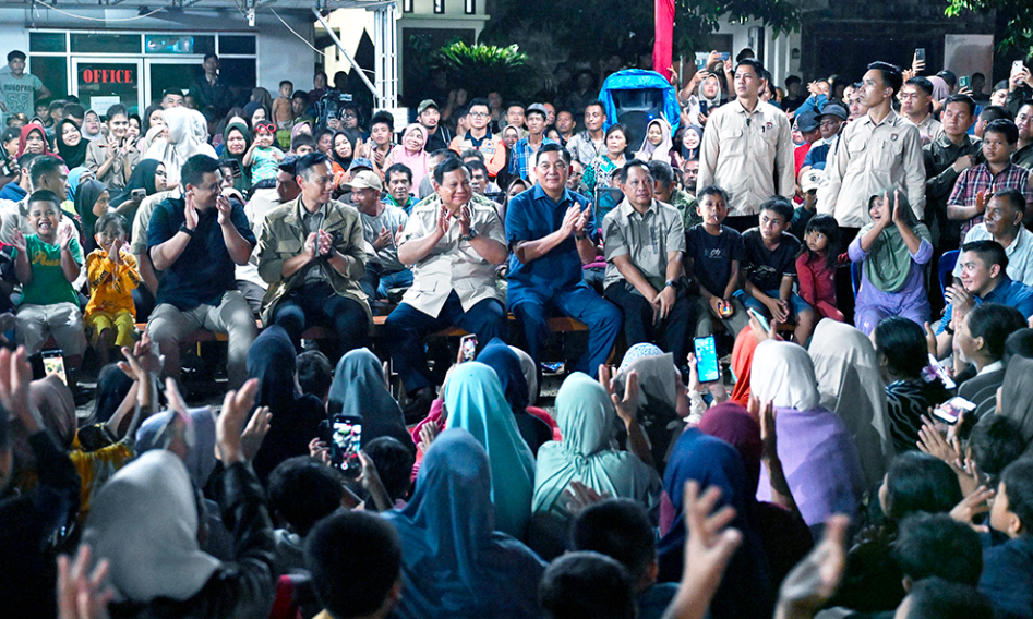 Tanpa Kembang Api, Prabowo dan Bobby Sambut Tahun Baru Bersama Pengungsi Batuhula