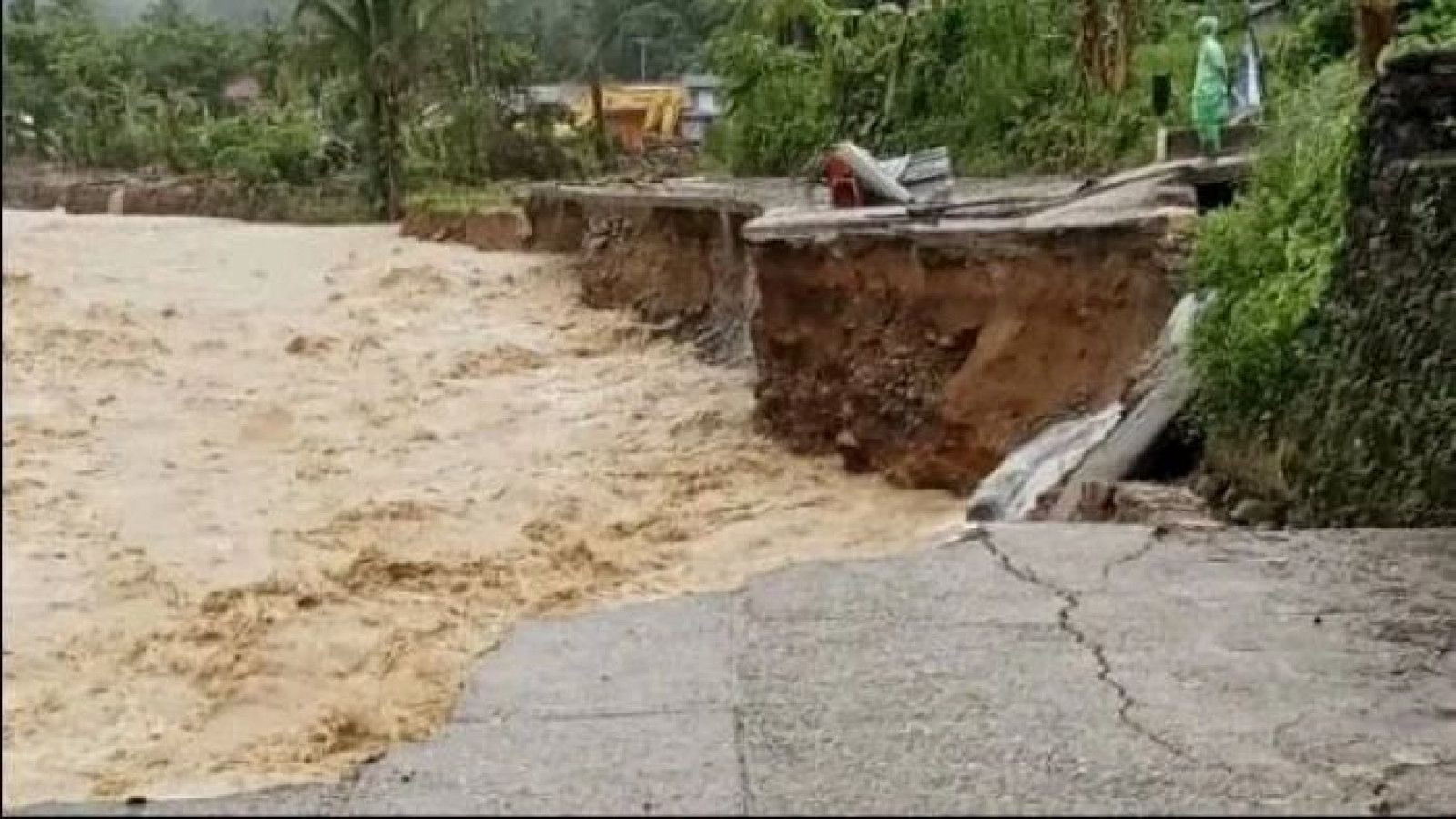 Banjir Terjang Batu Busuk, Ratusan Warga Terancam Terisolasi