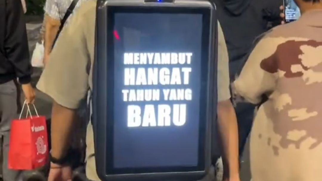 Aksi Cowok di Malioboro Yogyakarta Warnai Tahun Baru 2026 dengan Pesan Antikorupsi Melalui Tas Layar