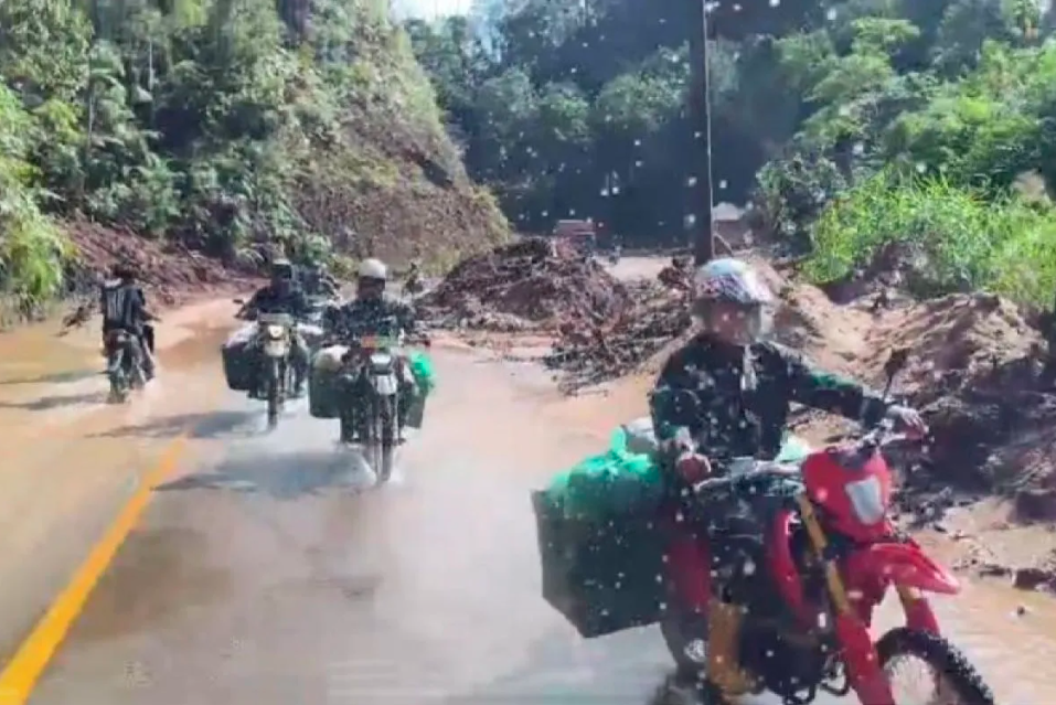 Terobos Medan Sulit, TNI Andalkan Motor Trail Salurkan Bantuan di Taput