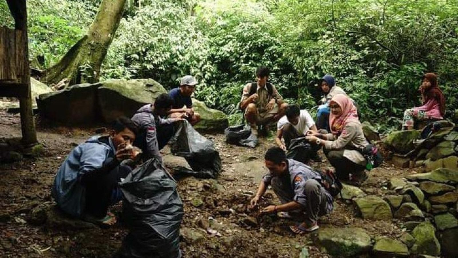 Ritual Membuang Pakaian di Gunung Sanggabuana: Tradisi yang Terus Berlanjut dan Dampaknya