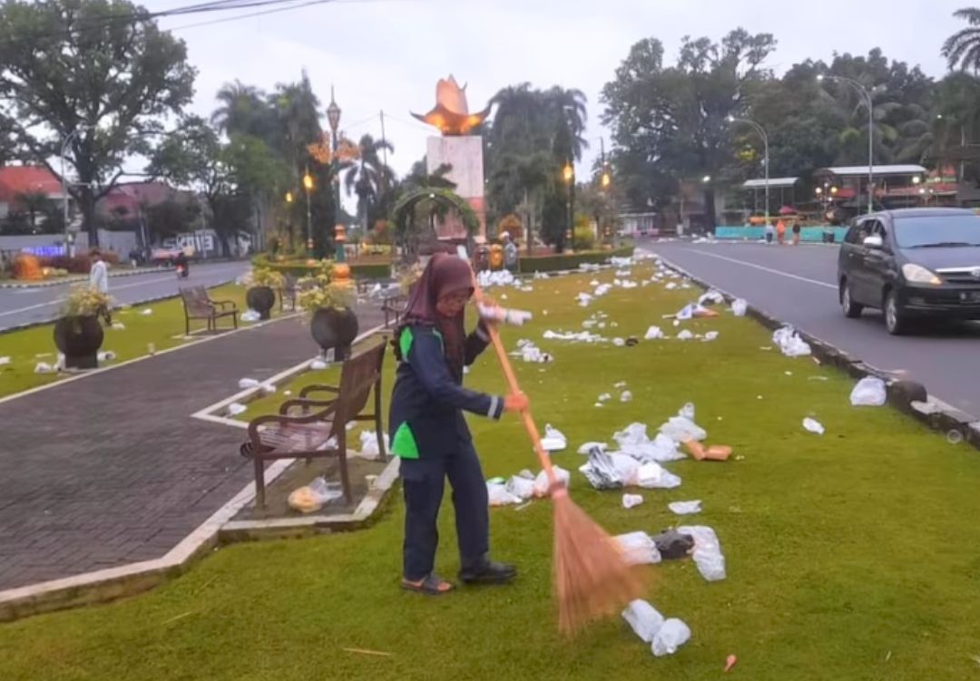 Pesta Usai, Sampah Tertinggal. Jalan Ijen Malang Kembali Dibersihkan Pagi Ini