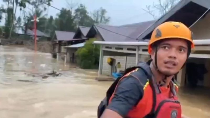 Dramatis, Personel SAR Evakuasi Warga Terjebak Banjir di Padang dengan Perahu Karet