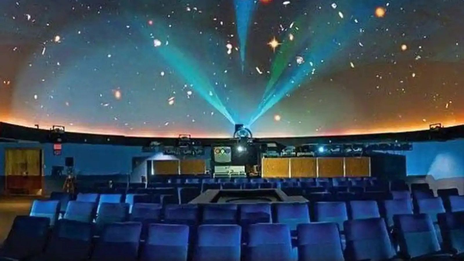 Kekacauan Antrean Tiket di Planetarium Jakarta Menimbulkan Kekecewaan Pengunjung