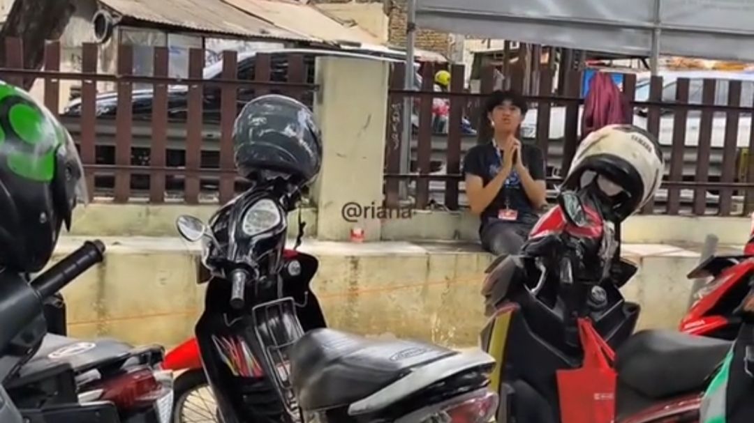 Pemuda Non-Muslim Diingatkan Seorang Ibu untuk Salat Jumat, yang Terjadi Kemudian Penuh Toleransi
