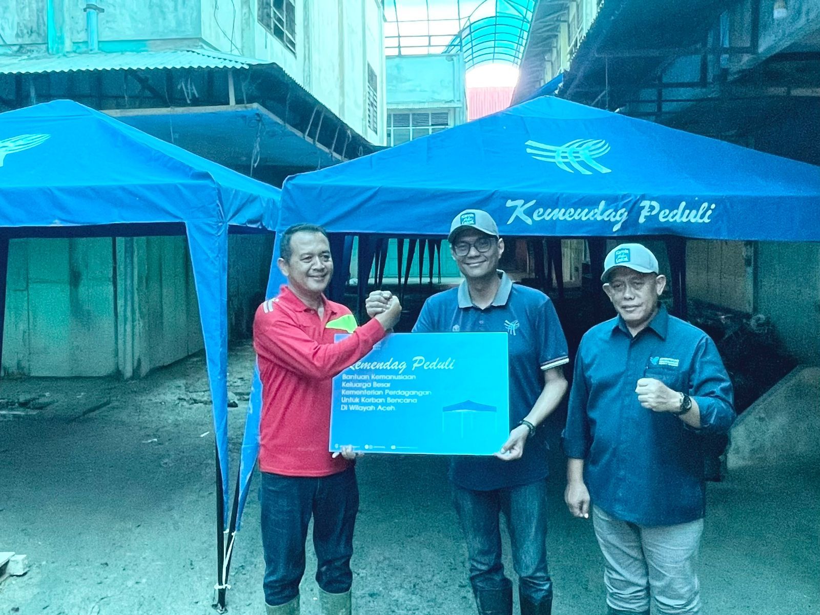 Kemendag Salurkan 100 Tenda Darurat untuk Pedagang Terdampak Bencana di Kuala Simpang
