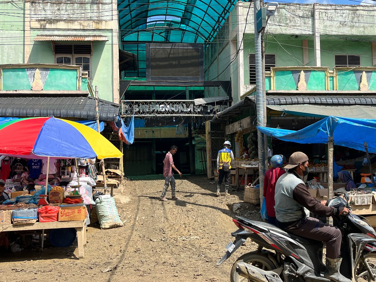 Kemendag Salurkan 100 Tenda Darurat untuk Pedagang Terdampak Bencana di Kuala Simpang